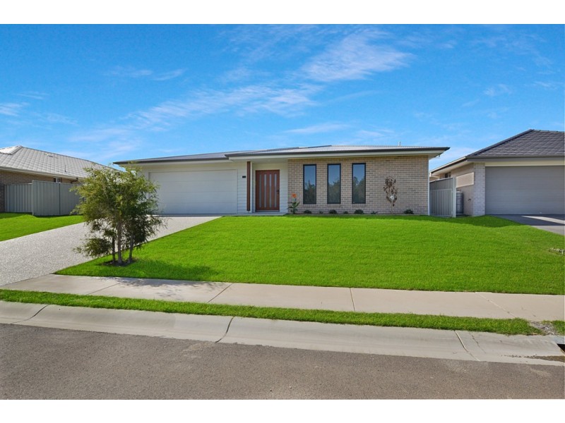 8 Serenity Bay Road, Emerald Beach NSW 2456