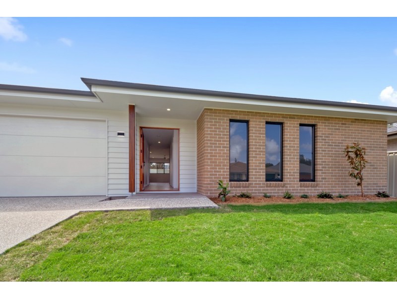 8 Serenity Bay Road, Emerald Beach NSW 2456