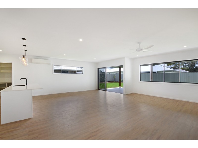 8 Serenity Bay Road, Emerald Beach NSW 2456