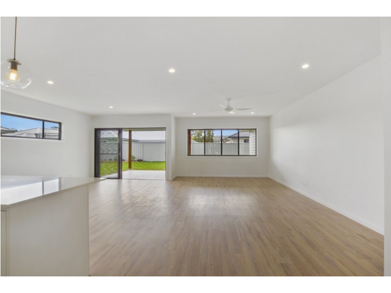 8 Serenity Bay Road, Emerald Beach NSW 2456