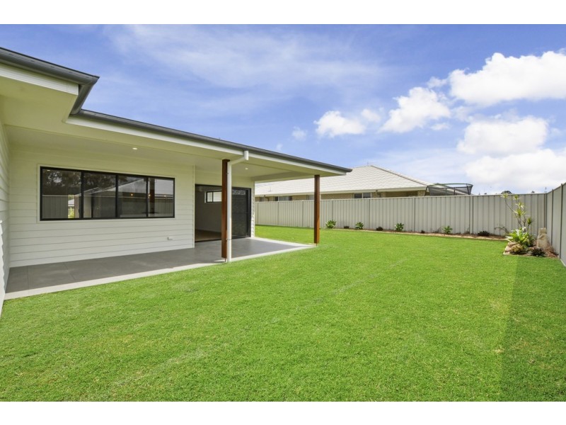 8 Serenity Bay Road, Emerald Beach NSW 2456