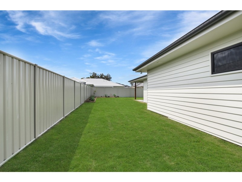 8 Serenity Bay Road, Emerald Beach NSW 2456