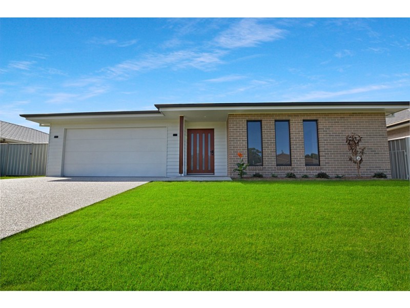 8 Serenity Bay Road, Emerald Beach NSW 2456