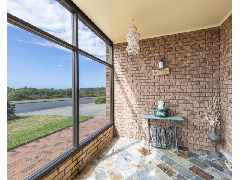 9 Grevillia Parade, Minnie Water NSW 2462