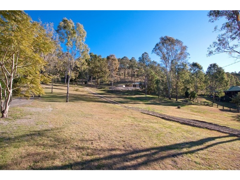 27 Smales Close, Kooralbyn QLD 4285