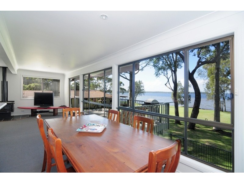 4 LORALYN AVENUE, St Georges Basin NSW 2540