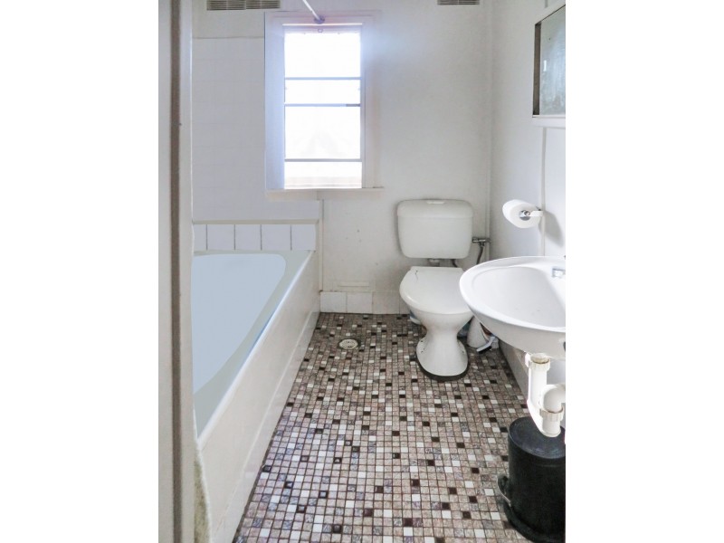 2 MCGUIRE AVENUE, Nowra NSW 2541