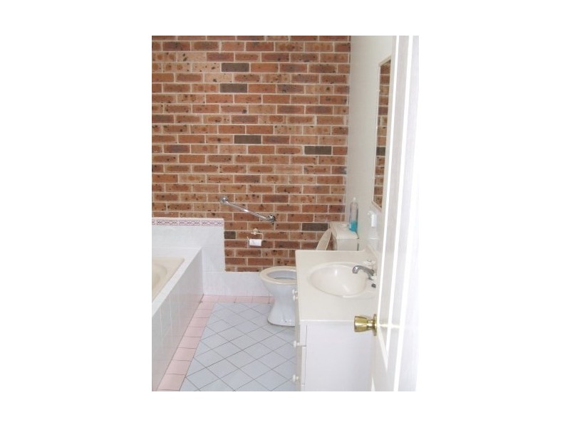 1/2 Maleen St, Bomaderry NSW 2541