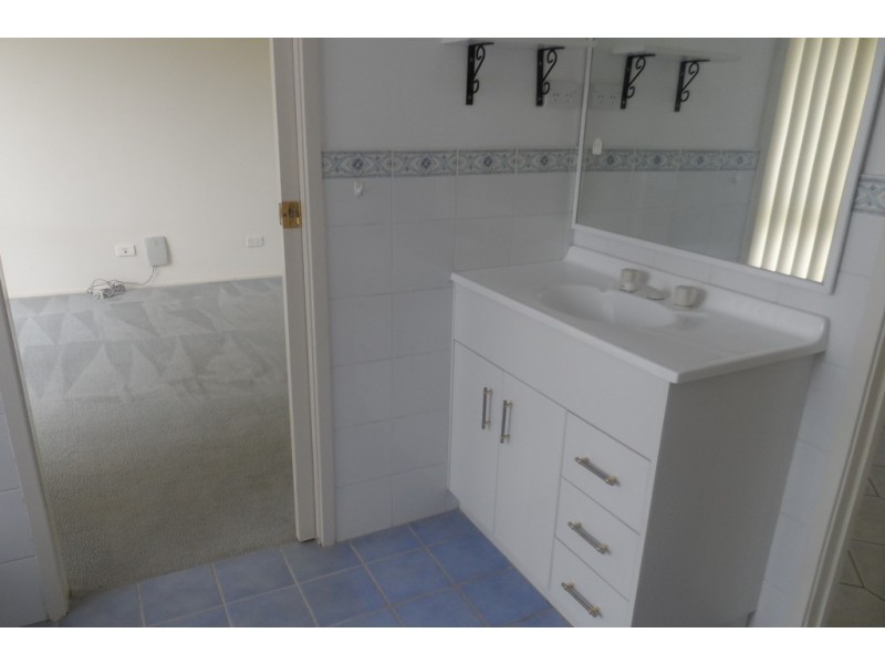 8 KEMBLA CLOSE, Nowra NSW 2541