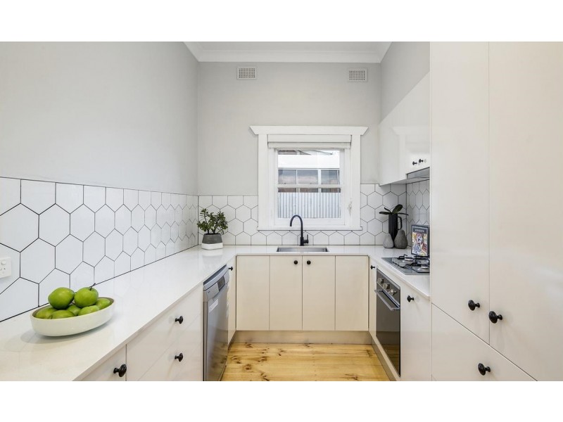 16 Farnham Road, Keswick SA 5035