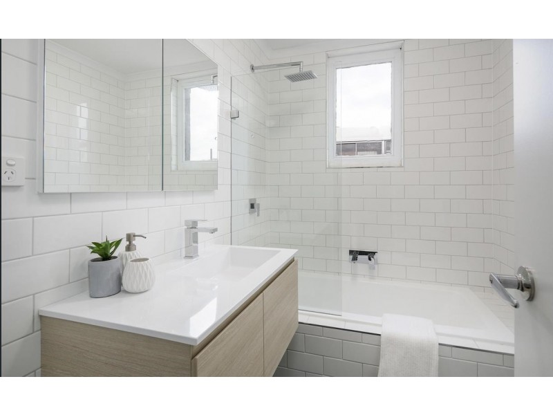 16 Farnham Road, Keswick SA 5035