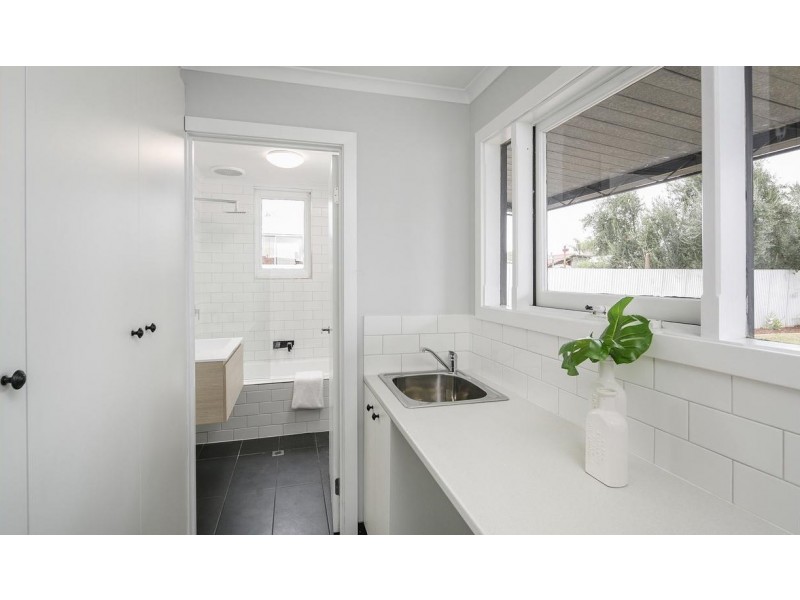 16 Farnham Road, Keswick SA 5035