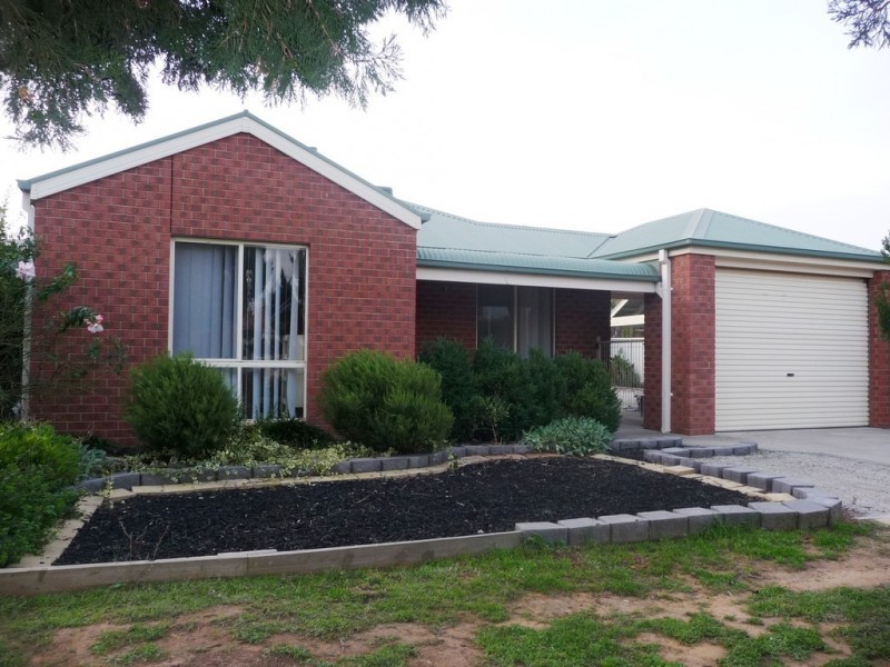 2 1 Alfred Avenue, Echuca VIC 3564