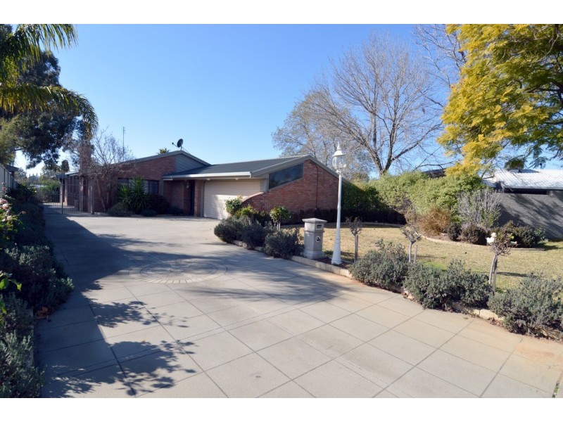 04 Canberra Court, Moama NSW 2731
