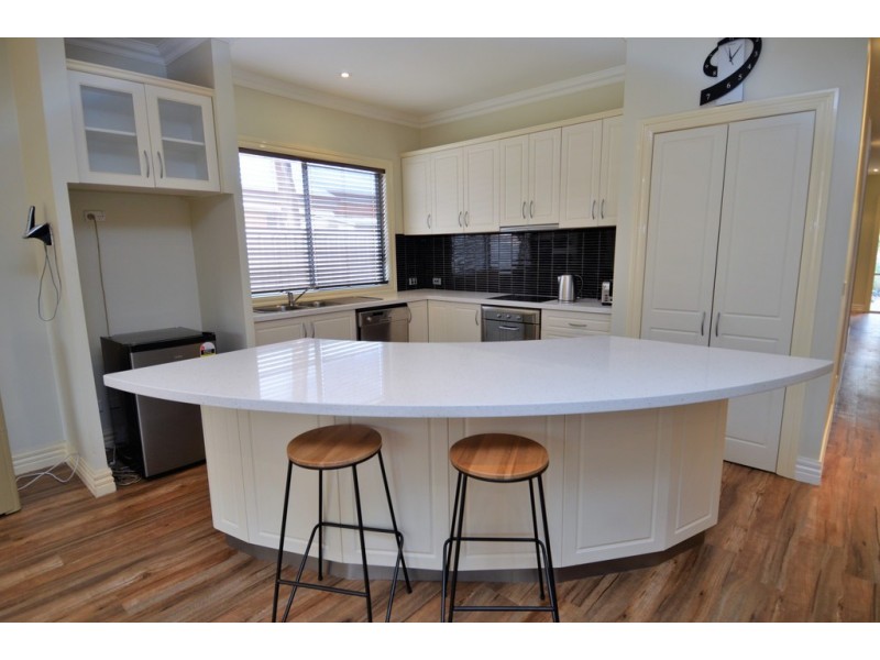 37 Kingfisher Drive West, Moama NSW 2731