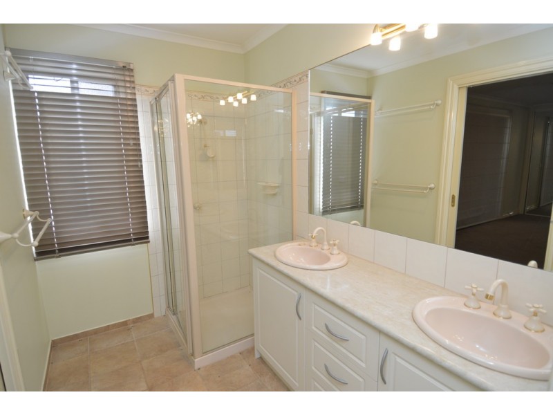 37 Kingfisher Drive West, Moama NSW 2731