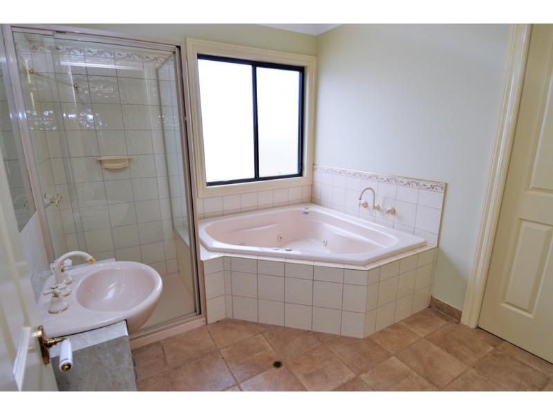 37 Kingfisher Drive West, Moama NSW 2731