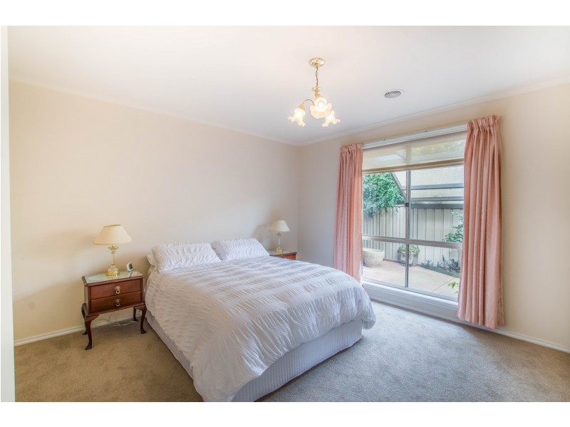 16 Kooyong Crt, Echuca VIC 3564