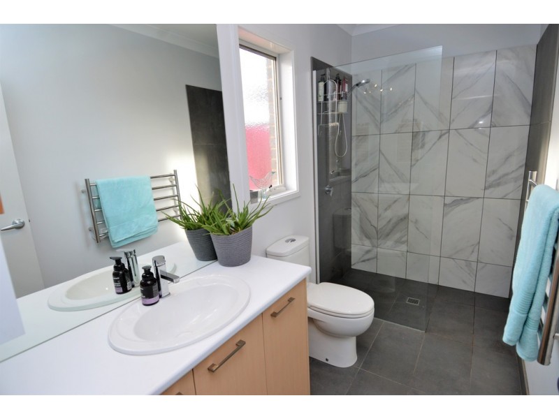 8 Lakeview Dve, Moama NSW 2731
