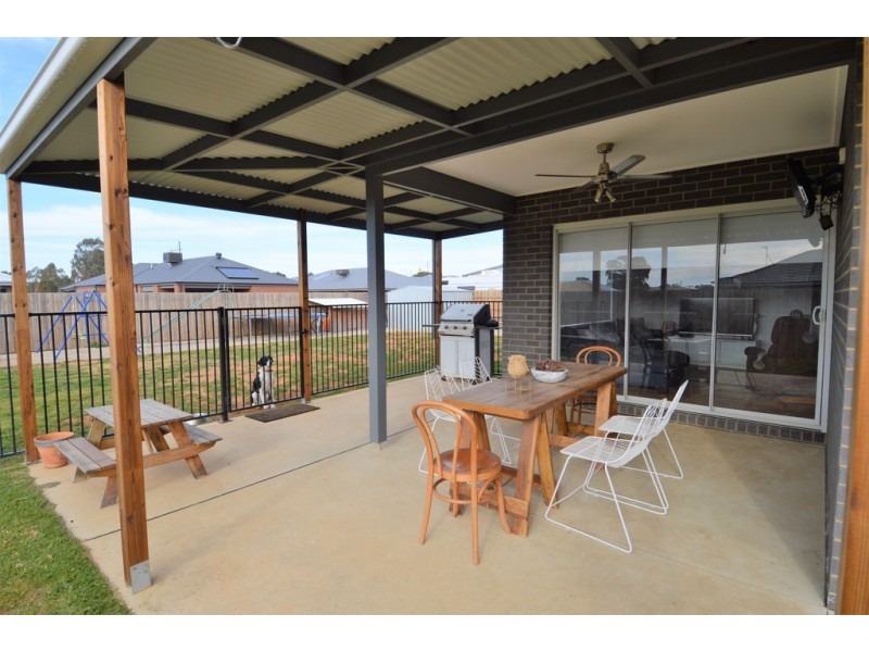 8 Lakeview Dve, Moama NSW 2731