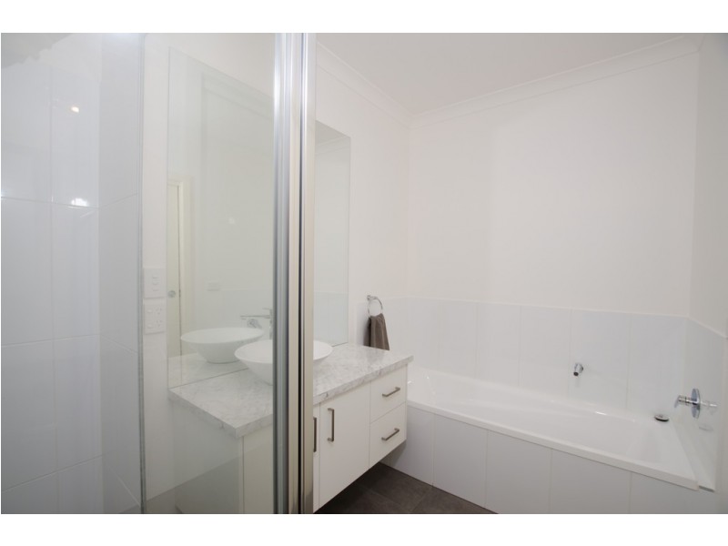 2 of 4 Dumfries Crt, Moama NSW 2731