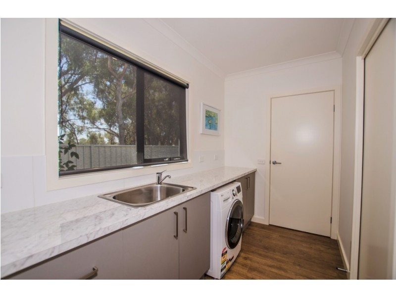 2 of 4 Dumfries Crt, Moama NSW 2731