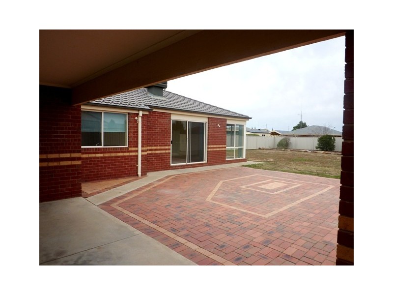 76 Ogilvie Avenue, Echuca VIC 3564