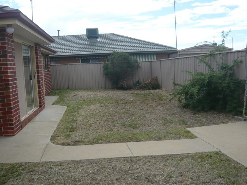 2/2 Genevieve Ave, Echuca VIC 3564