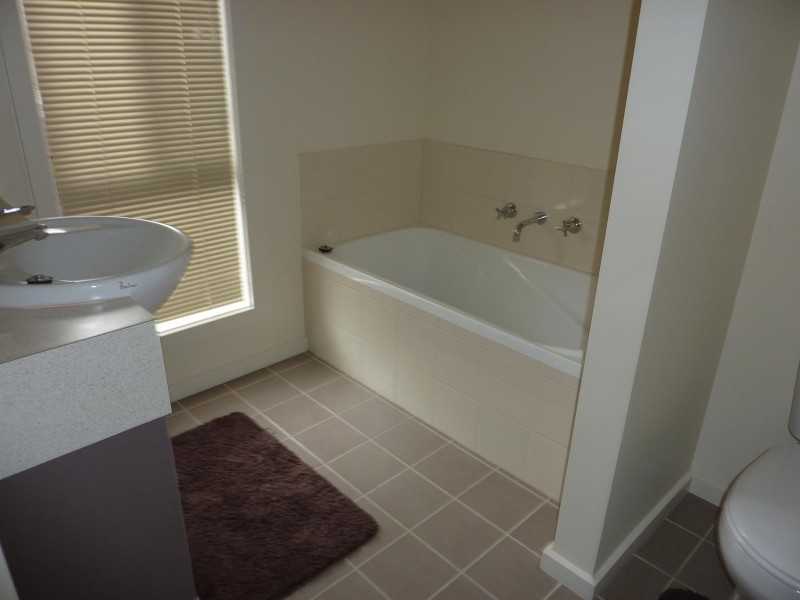 1/23 Sunset Ave, Echuca VIC 3564