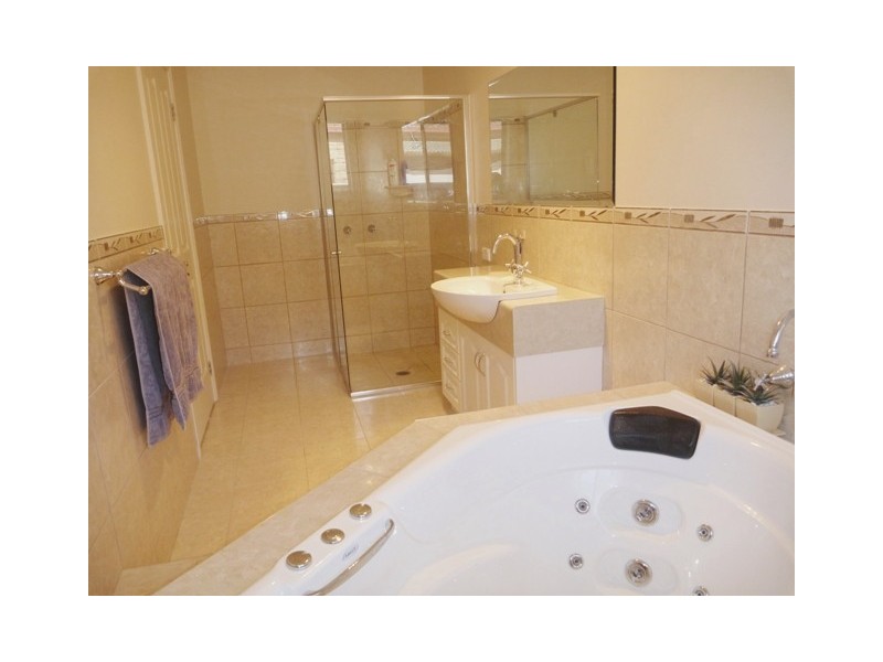 14 Kingfisher Dve East, Moama NSW 2731