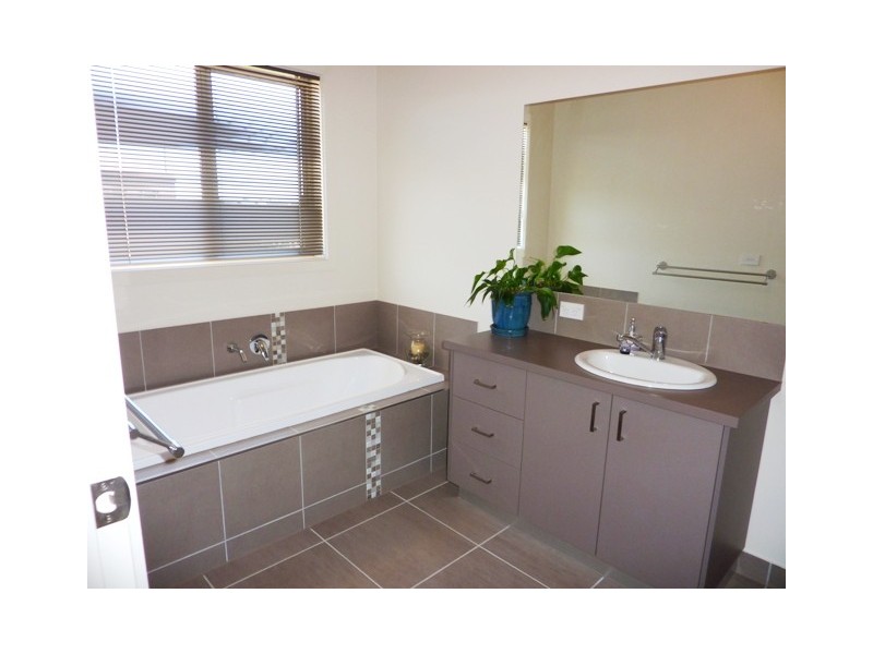 16 Whitby Close, Echuca VIC 3564