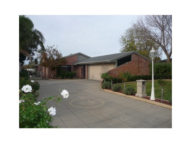 4 Canberra Crt, Moama NSW 2731