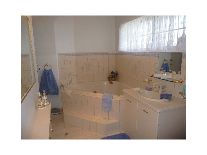 4 Canberra Crt, Moama NSW 2731