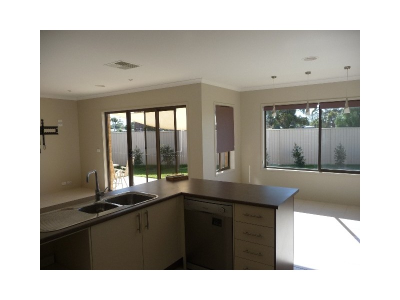 4 Dover Crt, Echuca VIC 3564