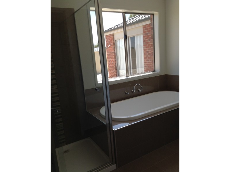 3 54 BRIDLINGTON AVENUE, Echuca VIC 3564