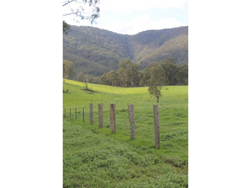 325 Switzerland Road, Ghin Ghin VIC 3717