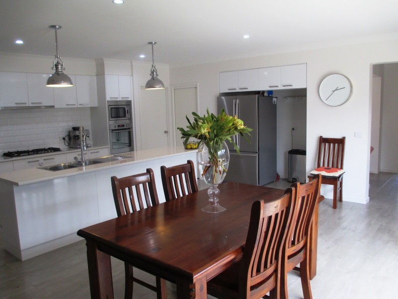 37 PENDLEBURY STREET, Alexandra VIC 3714