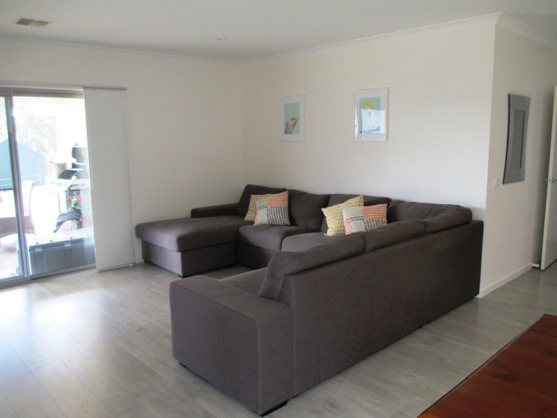 37 PENDLEBURY STREET, Alexandra VIC 3714