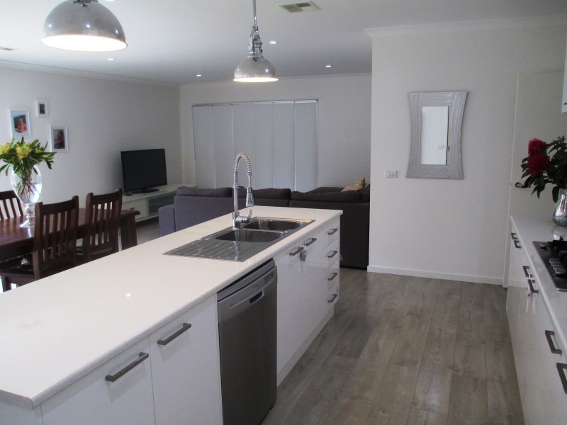 37 PENDLEBURY STREET, Alexandra VIC 3714