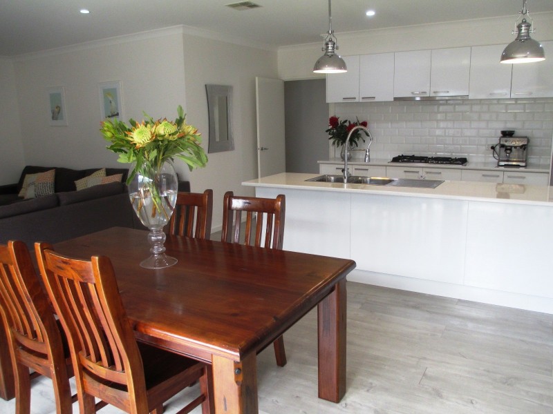 37 PENDLEBURY STREET, Alexandra VIC 3714