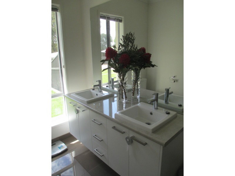 37 PENDLEBURY STREET, Alexandra VIC 3714