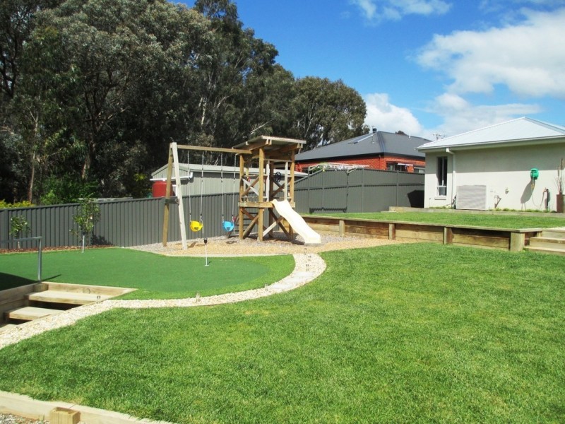 37 PENDLEBURY STREET, Alexandra VIC 3714