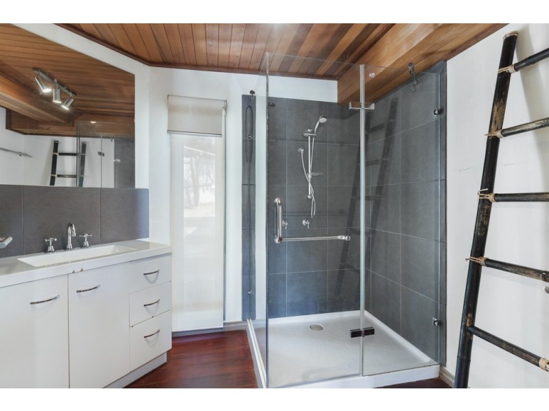 37 Dry Creek Crescent, Wandong VIC 3758