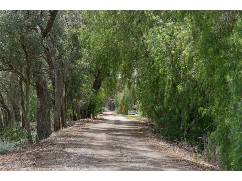 18 Lyons Road, Milnes Bridge VIC 3579