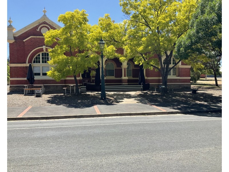 8 NAPIER STREET, St Arnaud VIC 3478