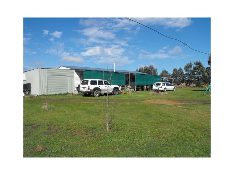 - Olivers Ln West, Elphinstone VIC 3448