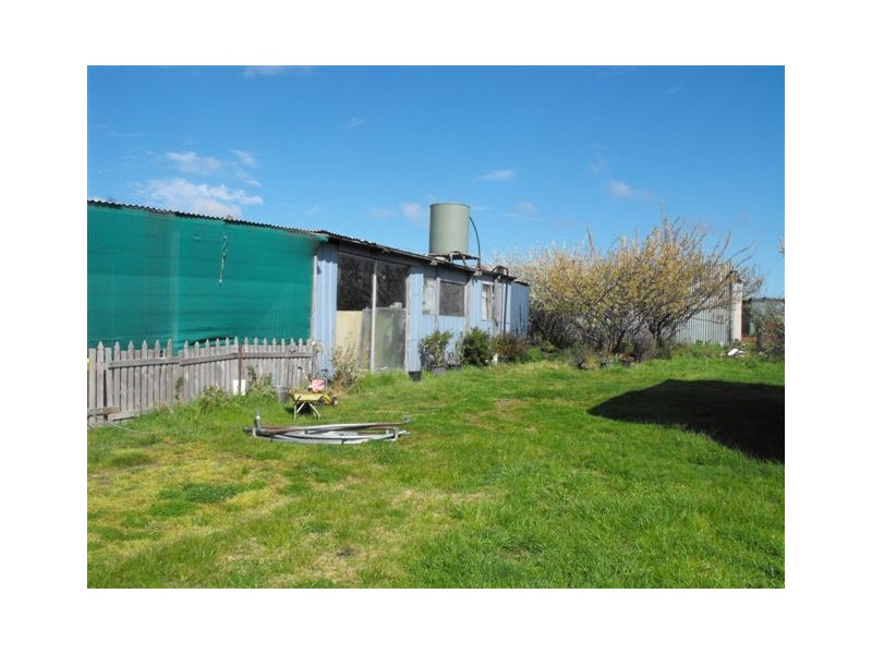 - Olivers Ln West, Elphinstone VIC 3448