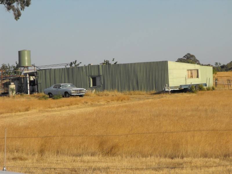 - Olivers Ln West, Elphinstone VIC 3448