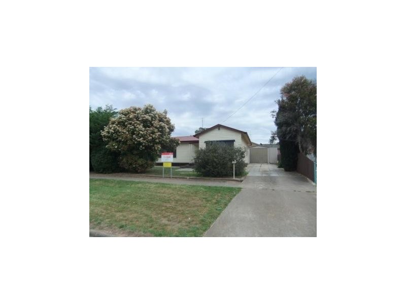 18 Navarre Road, St Arnaud VIC 3478