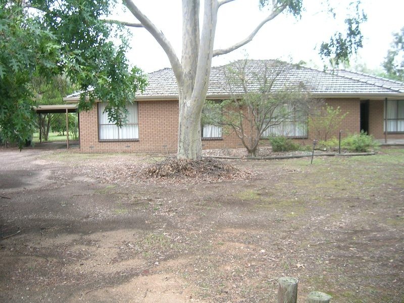 25 JOHNSON STREET, Oxley VIC 3678